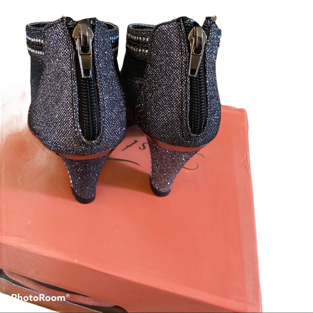 Beautiful Size 5 1/2 heels. - Picture 3 of 4